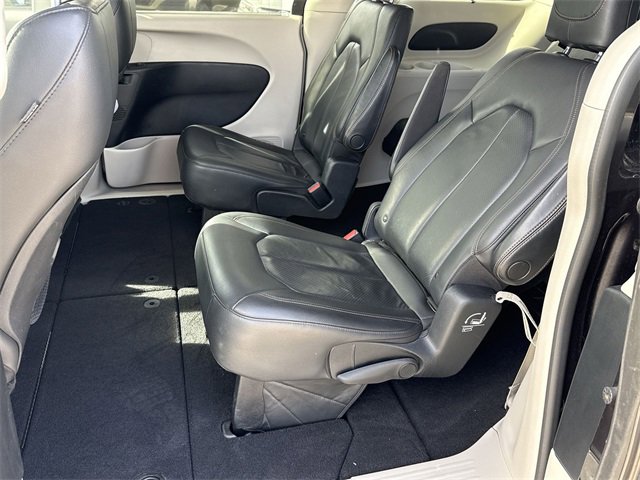 Used 2020 Chrysler Pacifica Touring-L image 14