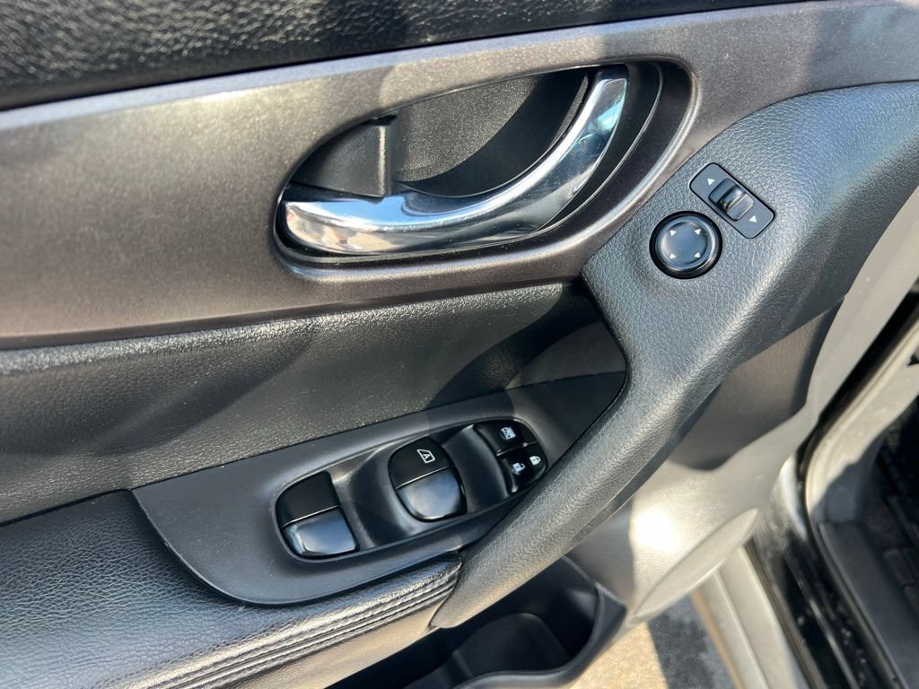 Used 2016 Nissan Rogue SV w/ SV Premium Package AWD/4WD image 17
