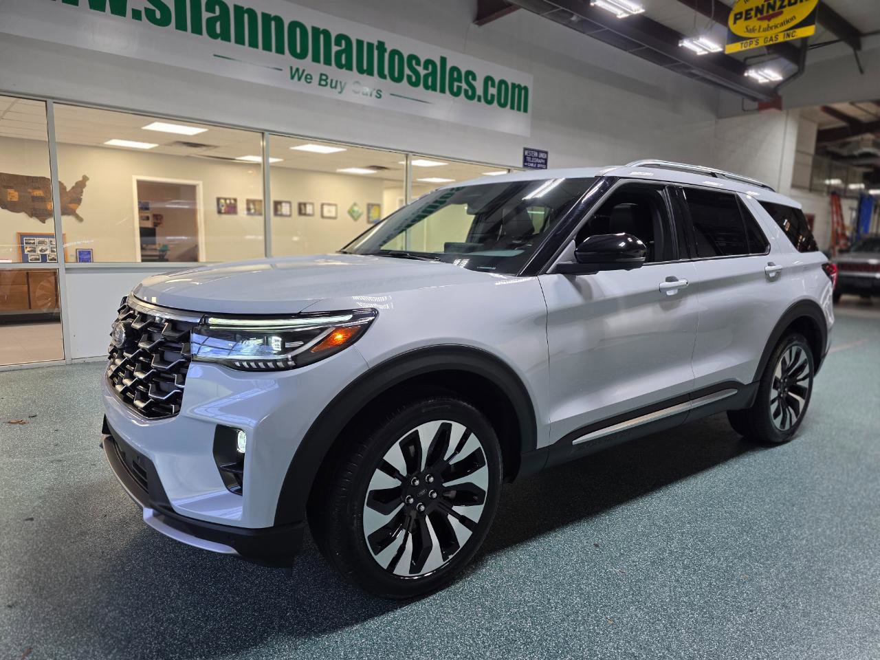 Used 2025 Ford Explorer Platinum w/ LUX Leather Package image 2