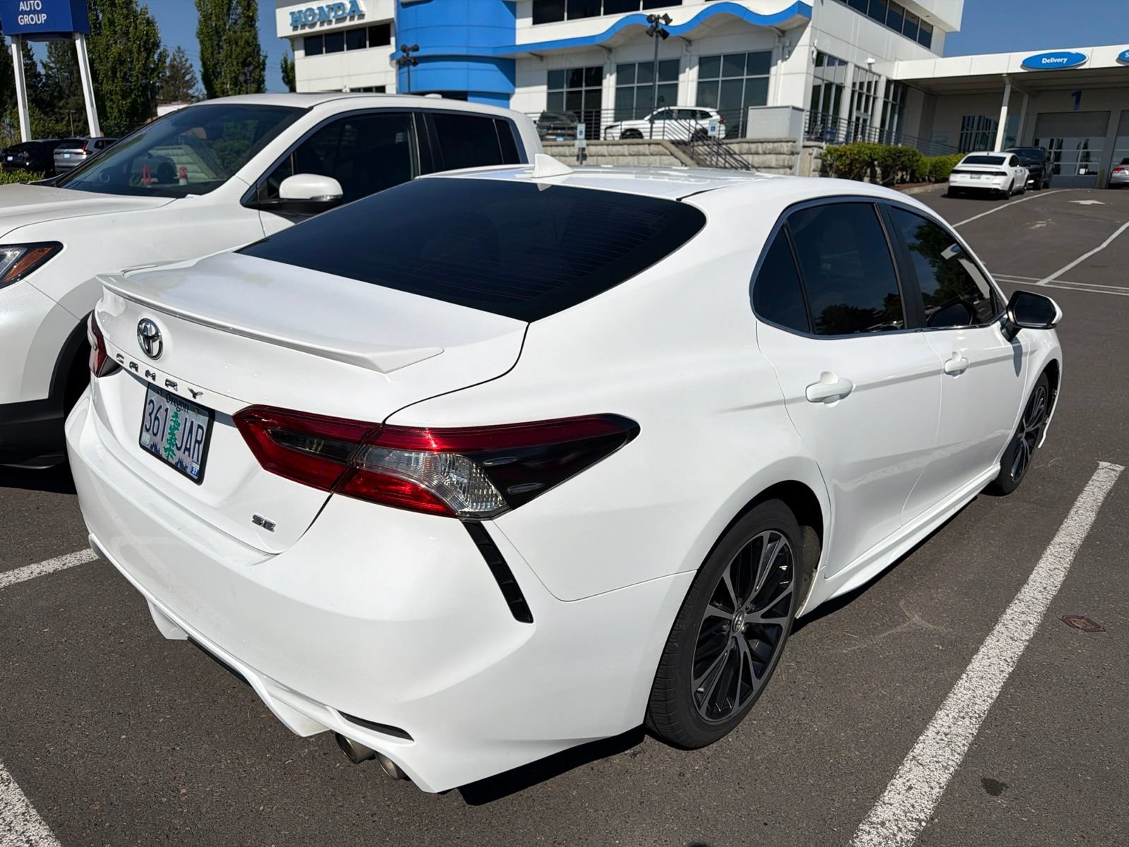 Used 2019 Toyota Camry SE w/ Convenience Package FWD image 4