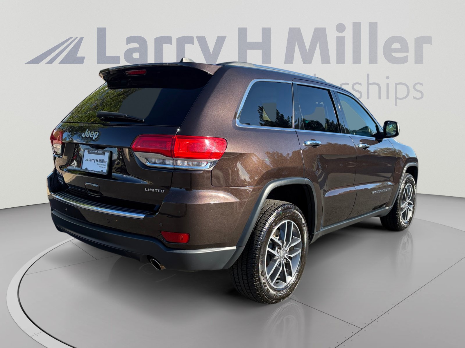 Used 2017 Jeep Grand Cherokee Limited AWD/4WD image 5