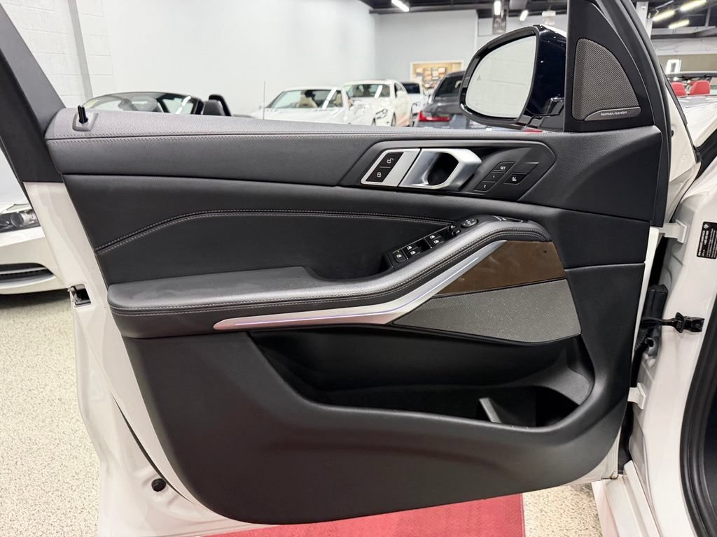 Used 2021 BMW X5 xDrive40i w/ M Sport Package AWD/4WD image 16