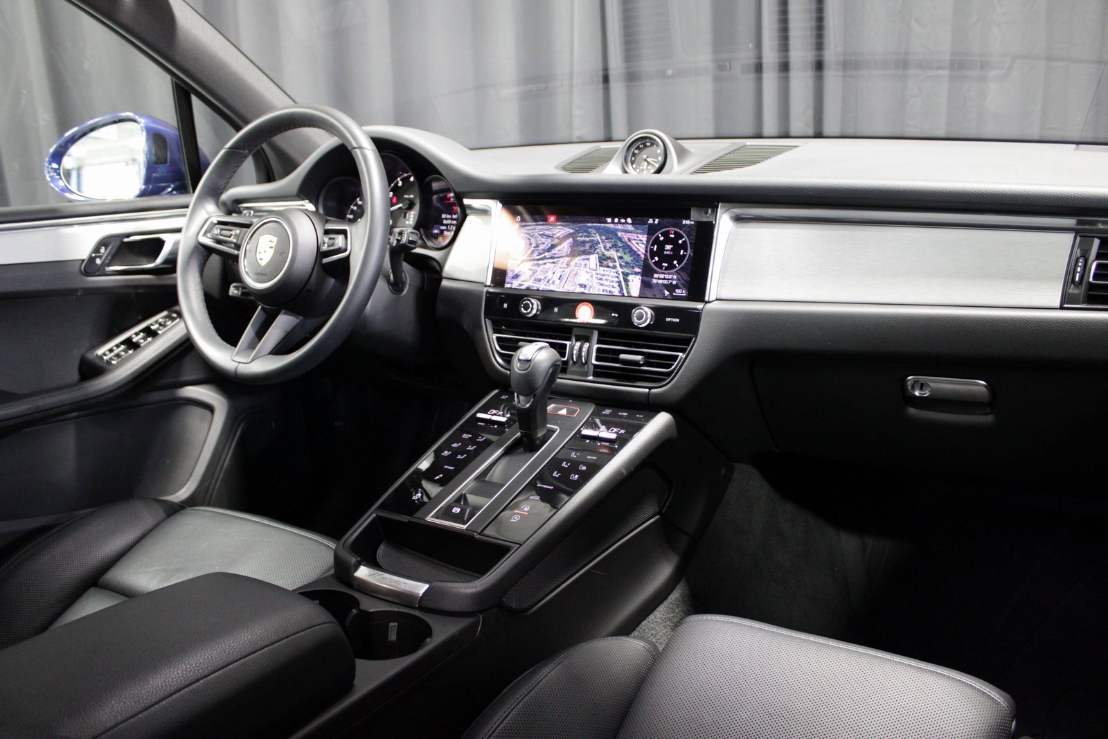 Certified 2025 Porsche Macan image 22