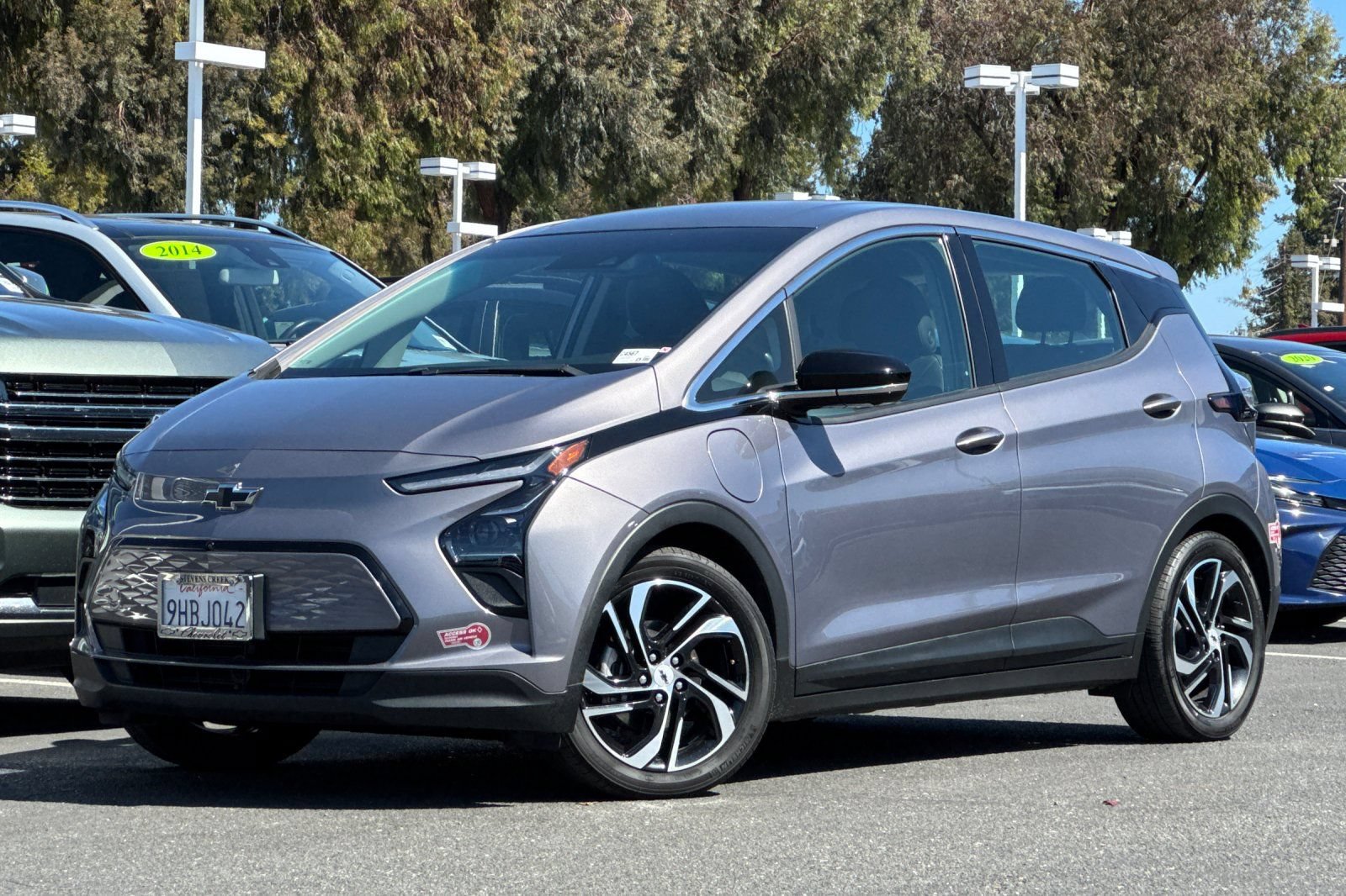 Used 2023 Chevrolet Bolt LT w/ Infotainment Package FWD image 9