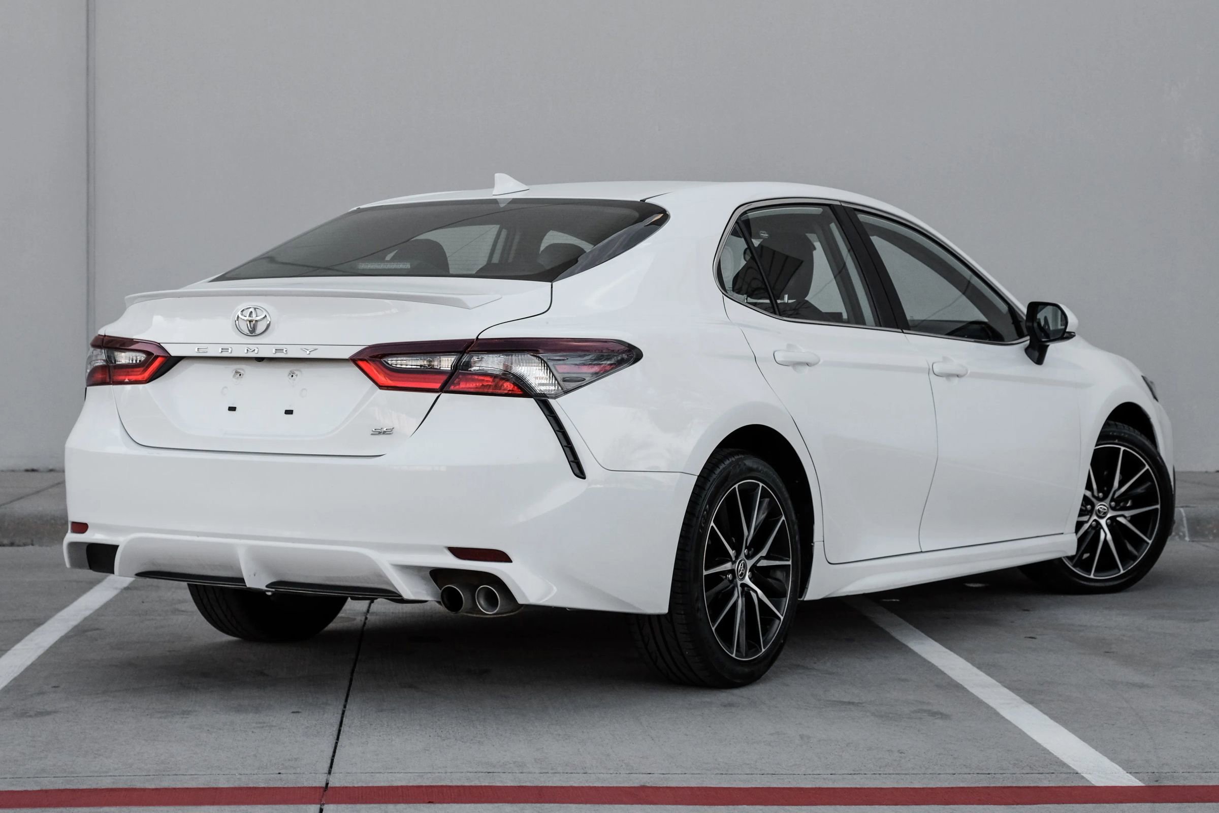 Used 2024 Toyota Camry SE image 4