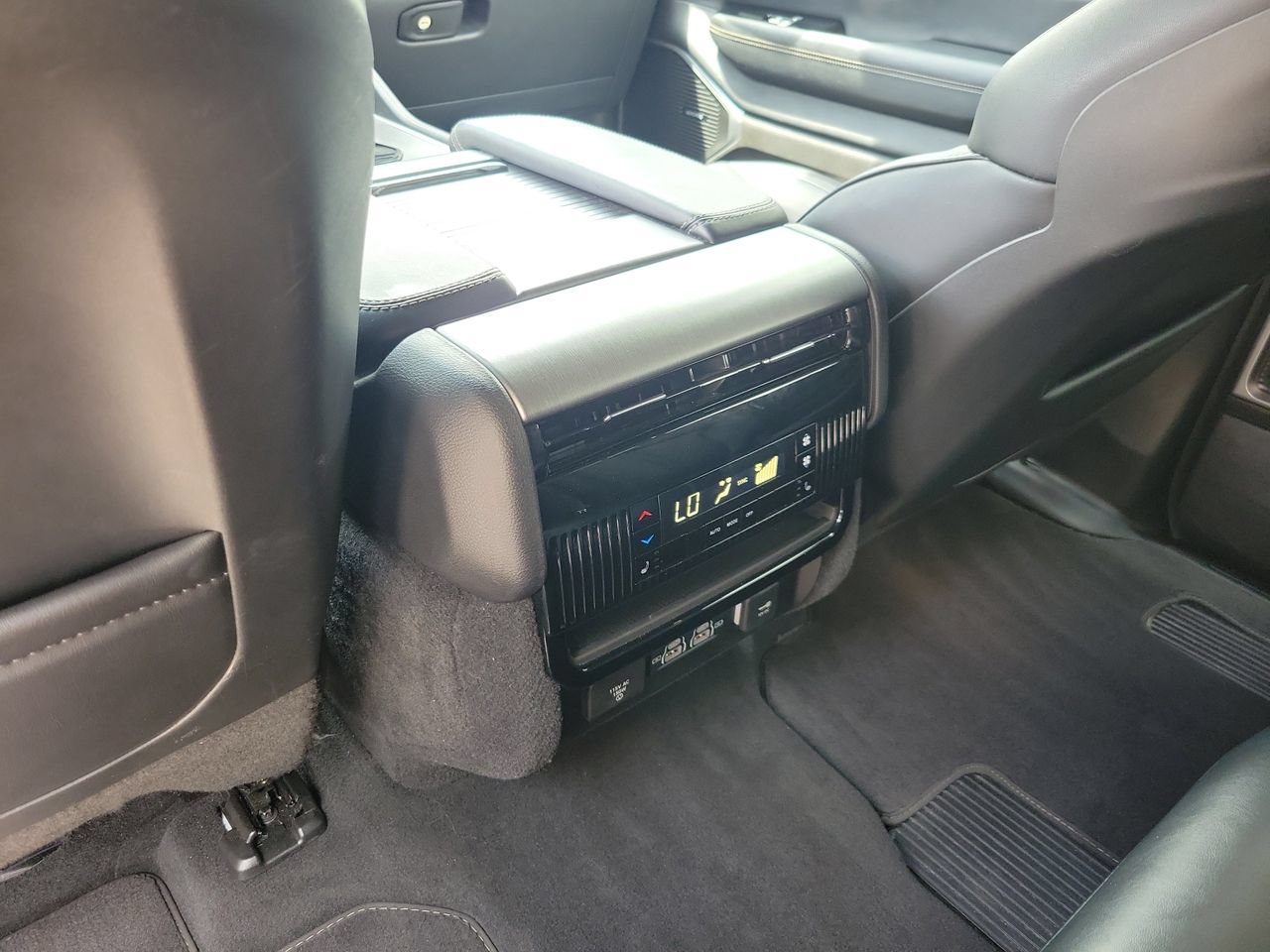 Used 2025 Jeep Wagoneer L Series II w/ 8-pass Seating Package AWD/4WD image 10