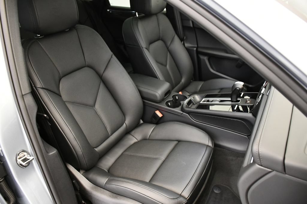 Certified 2026 Porsche Macan Turbo AWD/4WD image 51
