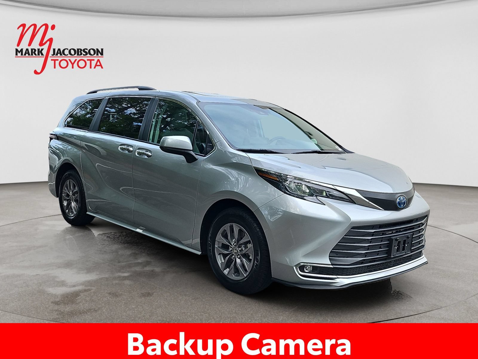 Used 2024 Toyota Sienna XLE FWD image 5