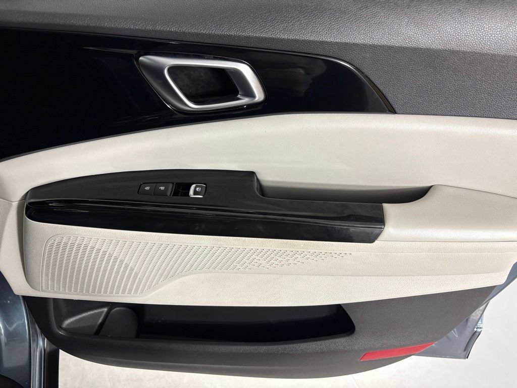 Used 2023 Kia Carnival EX FWD image 13