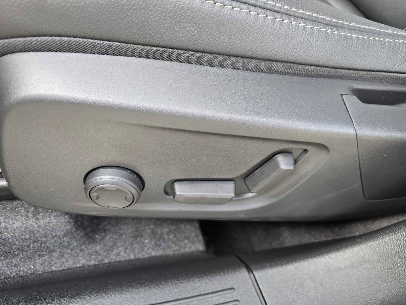 Certified 2025 Volvo XC40 B5 Core w/ Protection Package Premier image 26