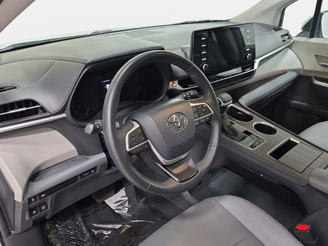 Used 2024 Toyota Sienna XLE FWD image 13