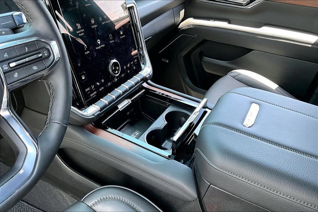 Used 2026 GMC Yukon Denali AWD/4WD image 17