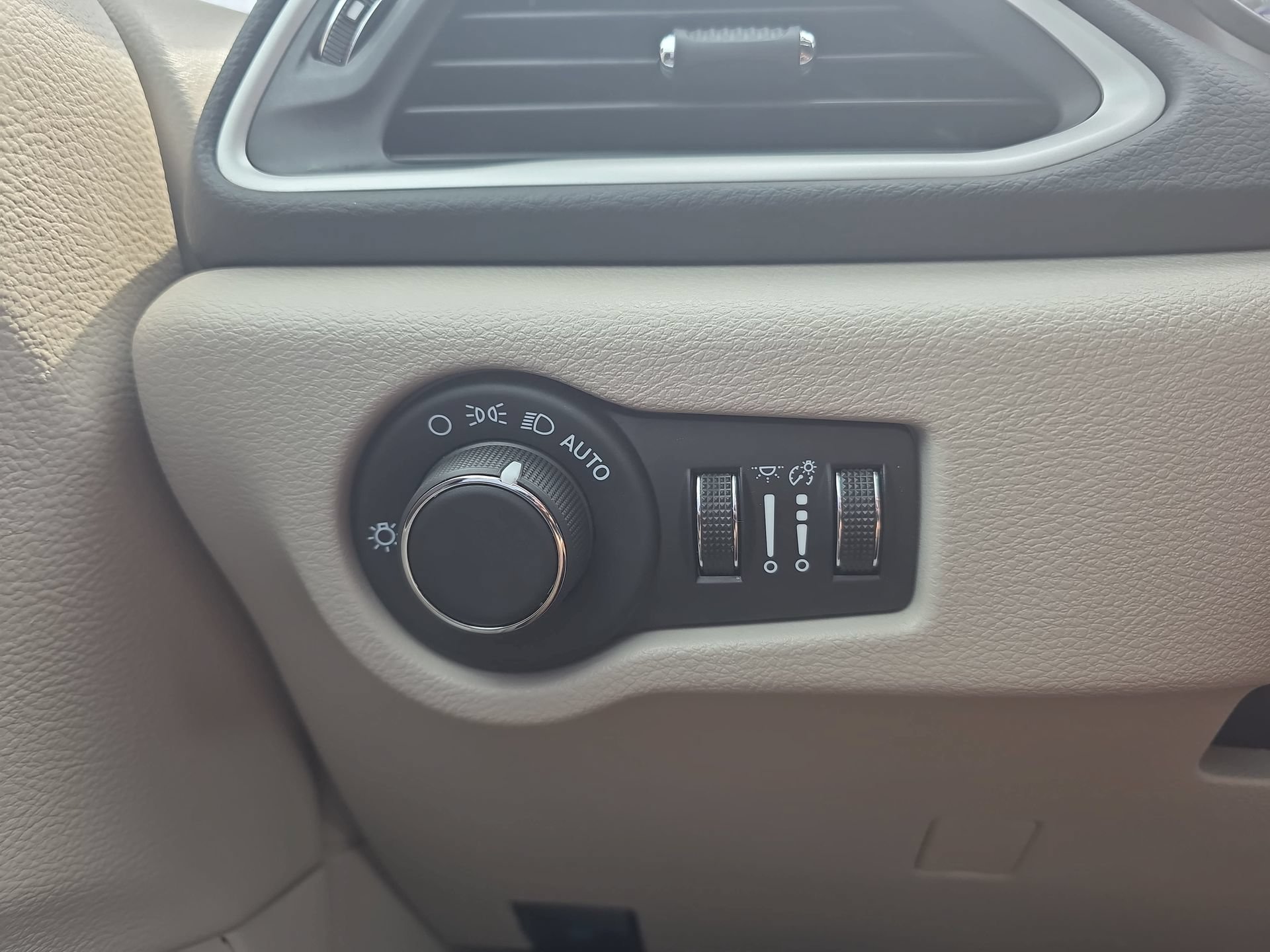 Used 2023 Chrysler Voyager LX FWD image 20