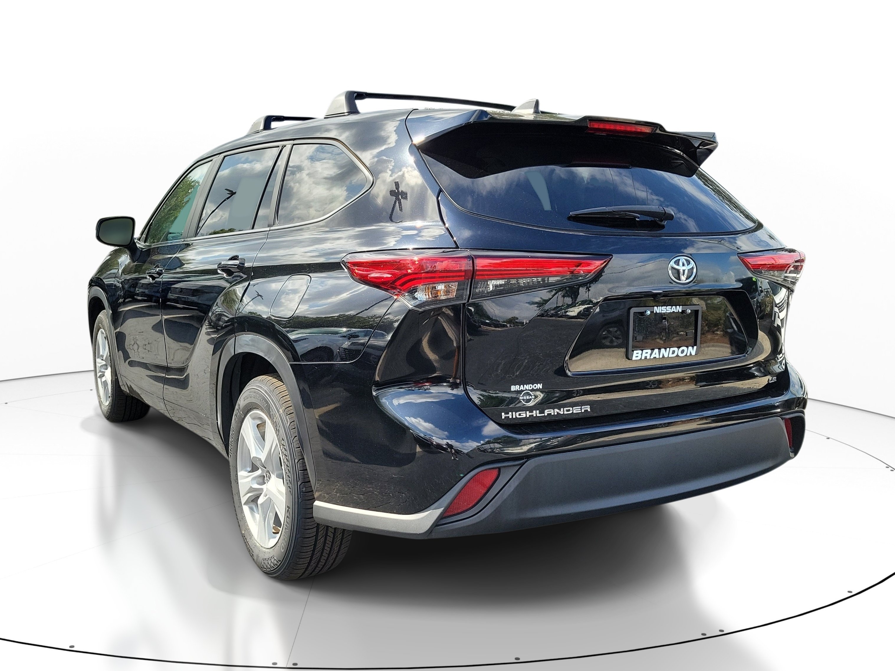 Used 2023 Toyota Highlander LE FWD image 5