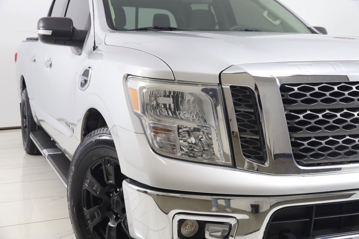 Used 2017 Nissan Titan SV AWD/4WD image 13