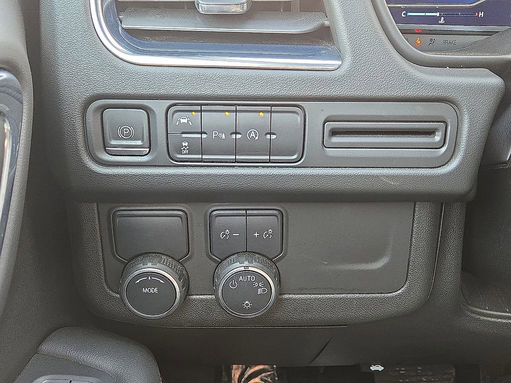 Used 2023 Chevrolet Suburban Premier image 27