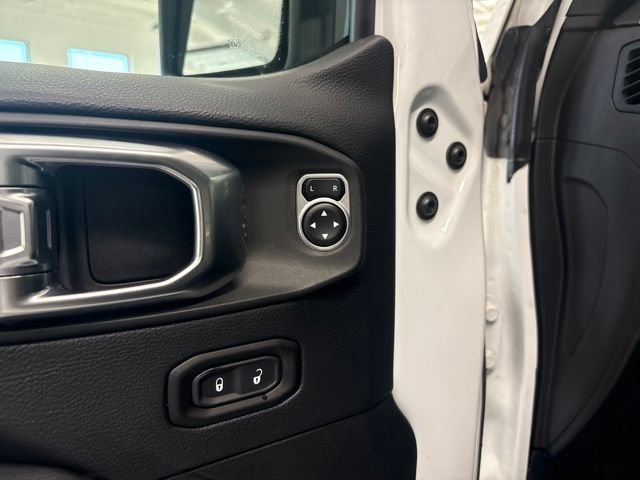 Used 2018 Jeep Wrangler Unlimited Sahara w/ Cold Weather Group AWD/4WD image 17