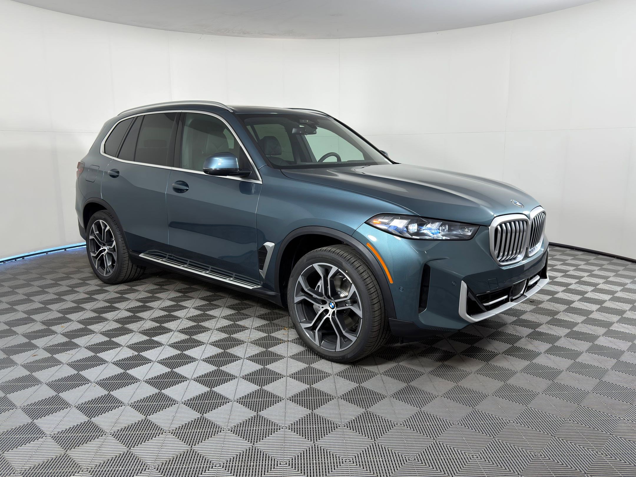 New 2026 BMW X5 sDrive40i image 7