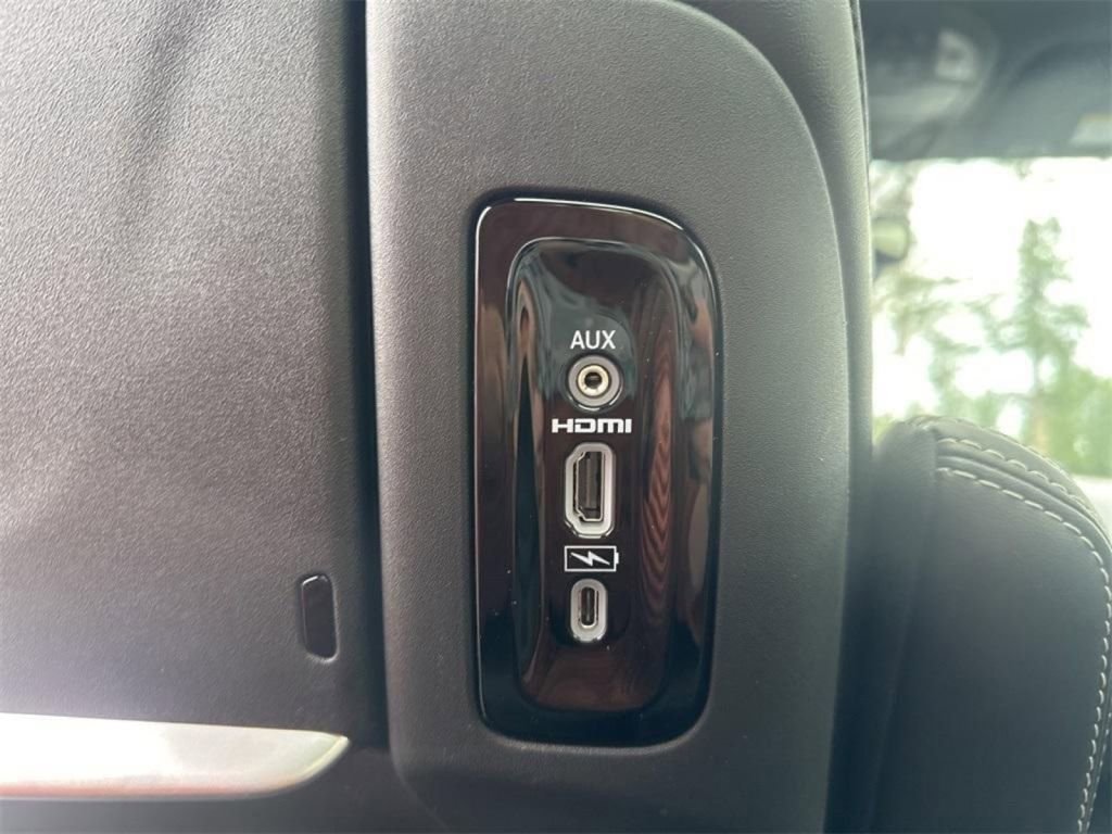 New 2025 Chrysler Pacifica Select w/ Uconnect Theater Family Group image 20