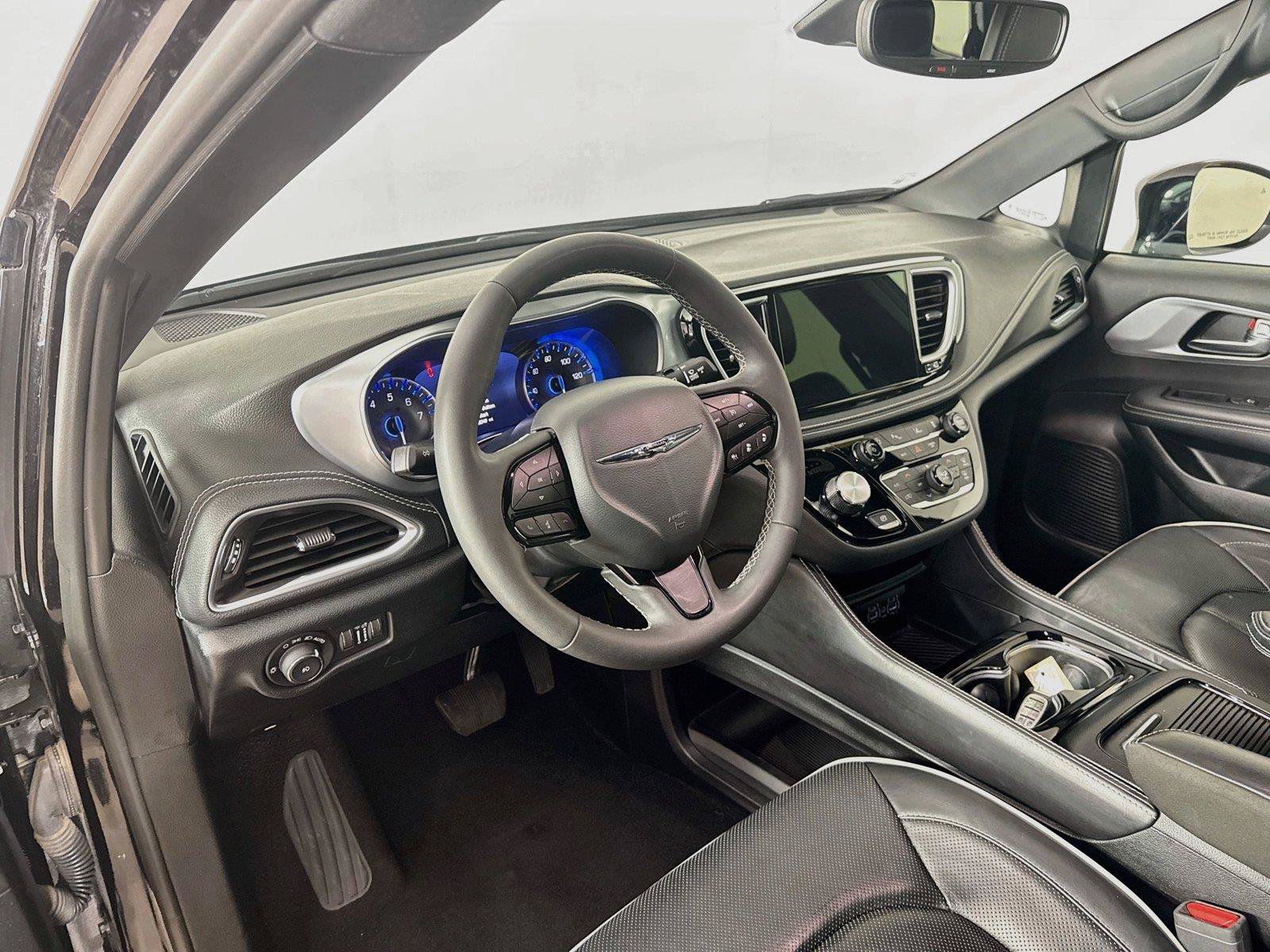 Used 2025 Chrysler Pacifica Limited FWD image 25