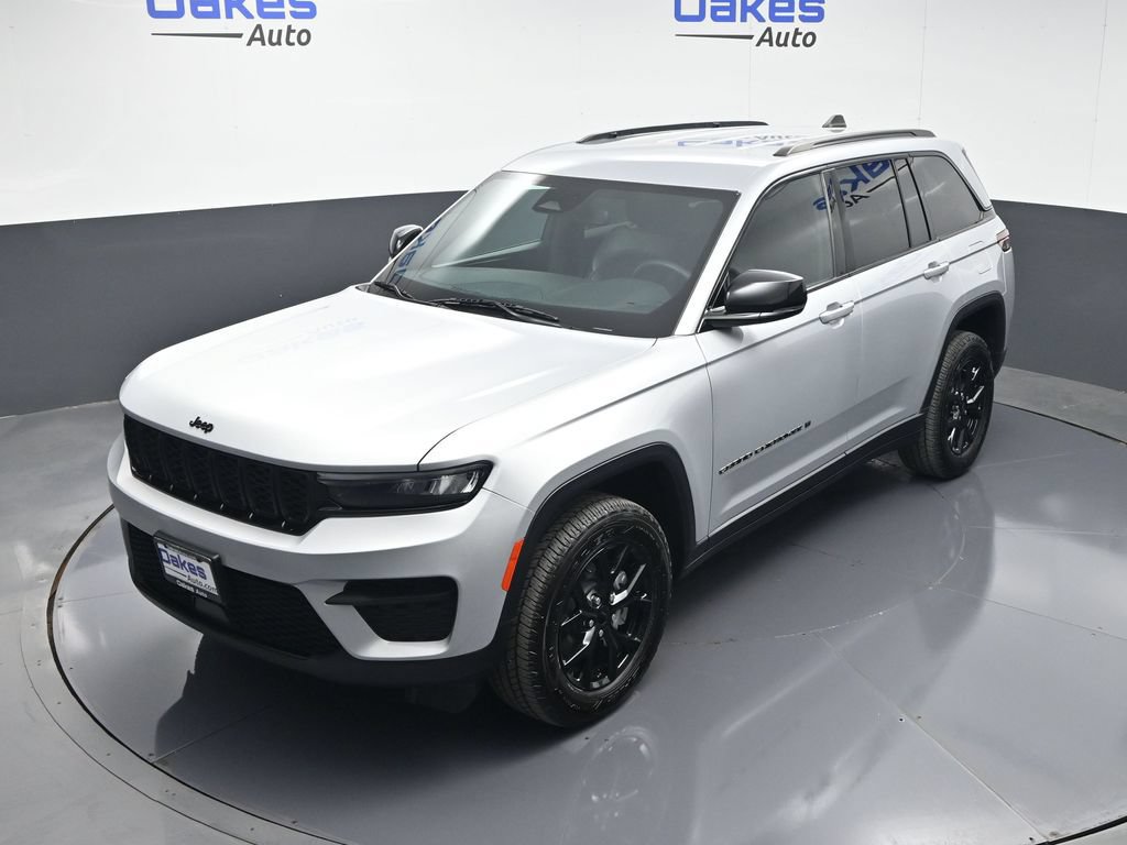Used 2024 Jeep Grand Cherokee Altitude RWD image 46