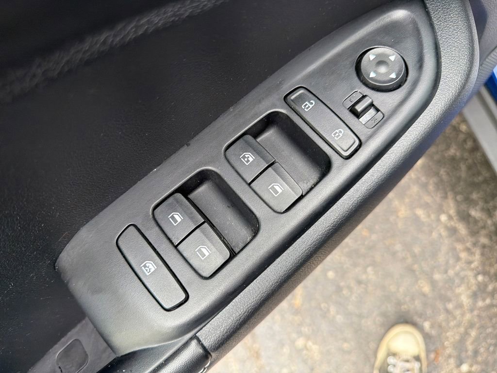 Used 2025 Hyundai Venue Limited FWD image 14