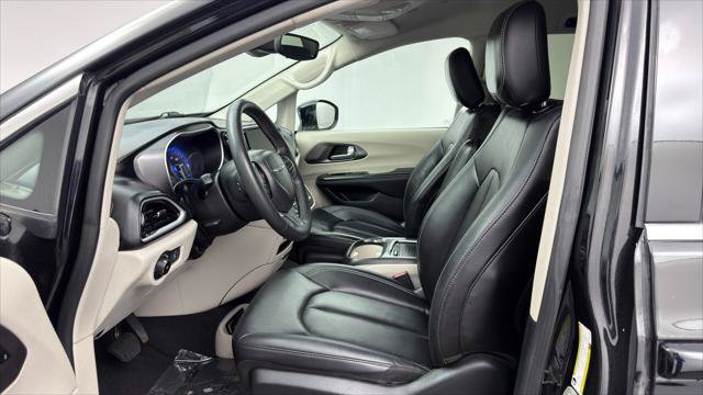 Used 2024 Chrysler Pacifica Touring-L FWD image 14