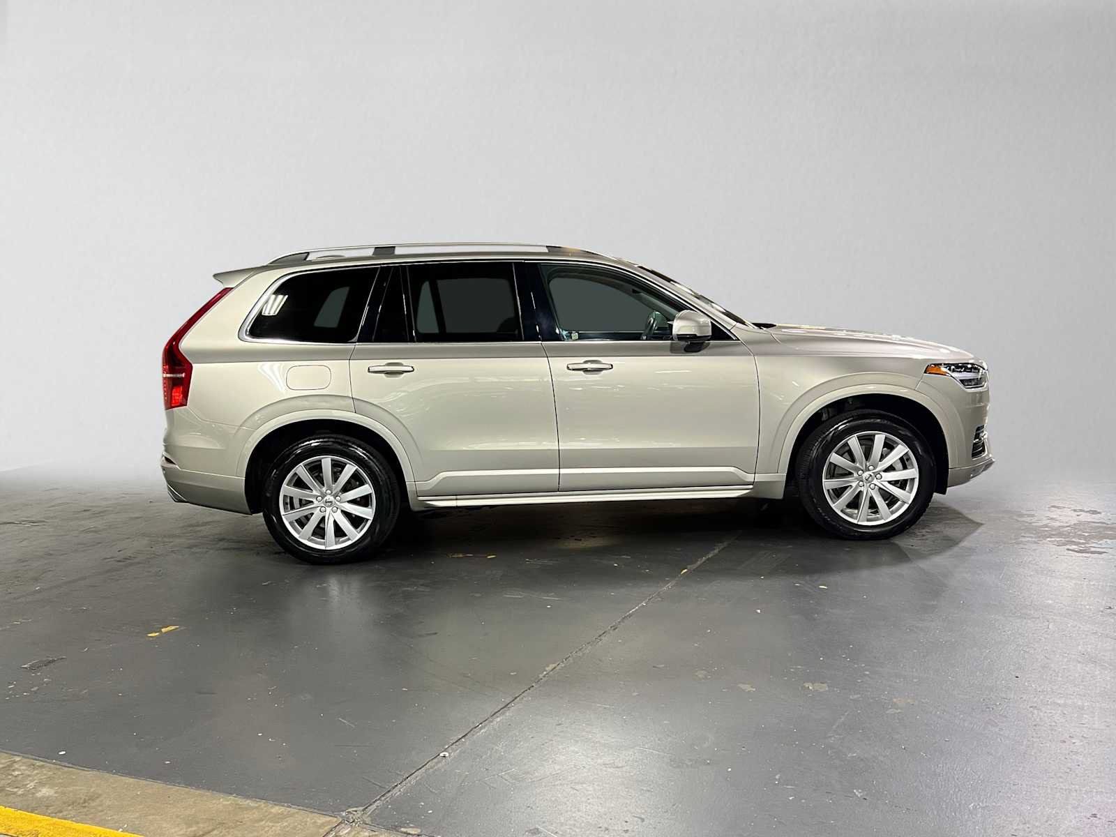 Used 2016 Volvo XC90 T6 Momentum w/ Momentum Plus Package AWD/4WD image 2
