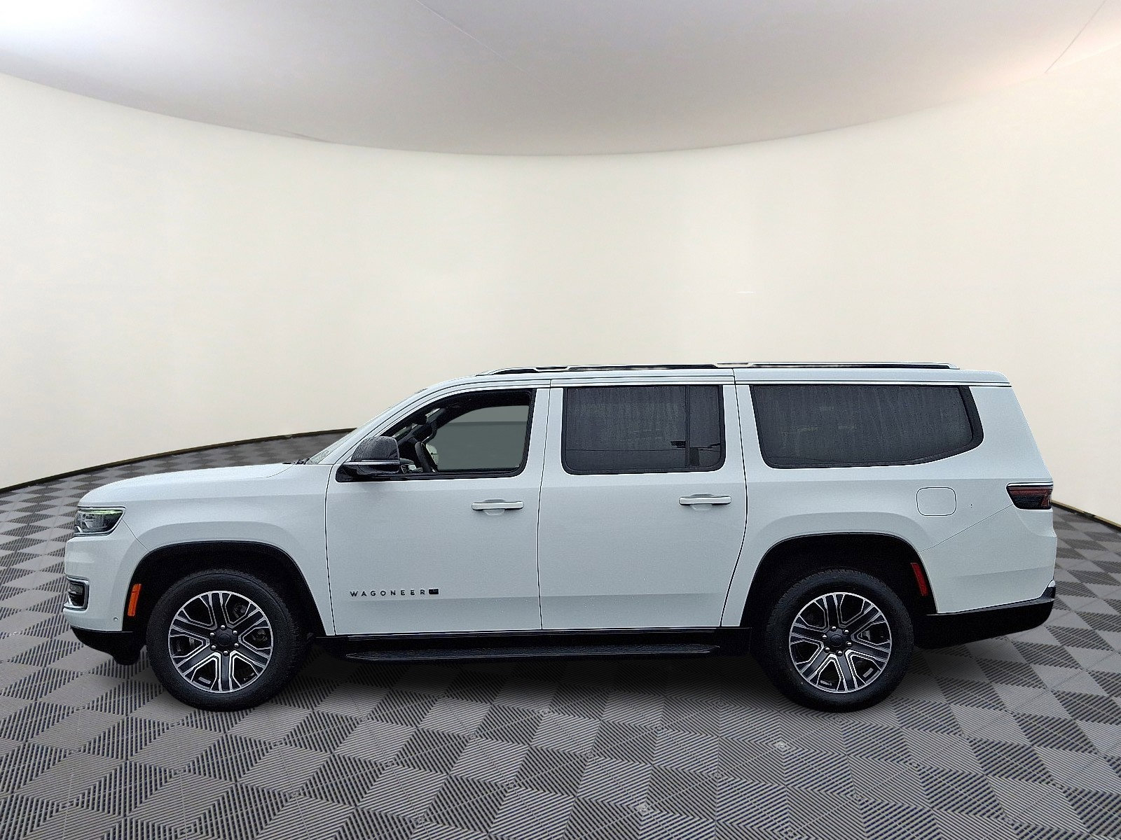 Used 2024 Jeep Wagoneer L Series II w/ Flexible Seating Group image 4