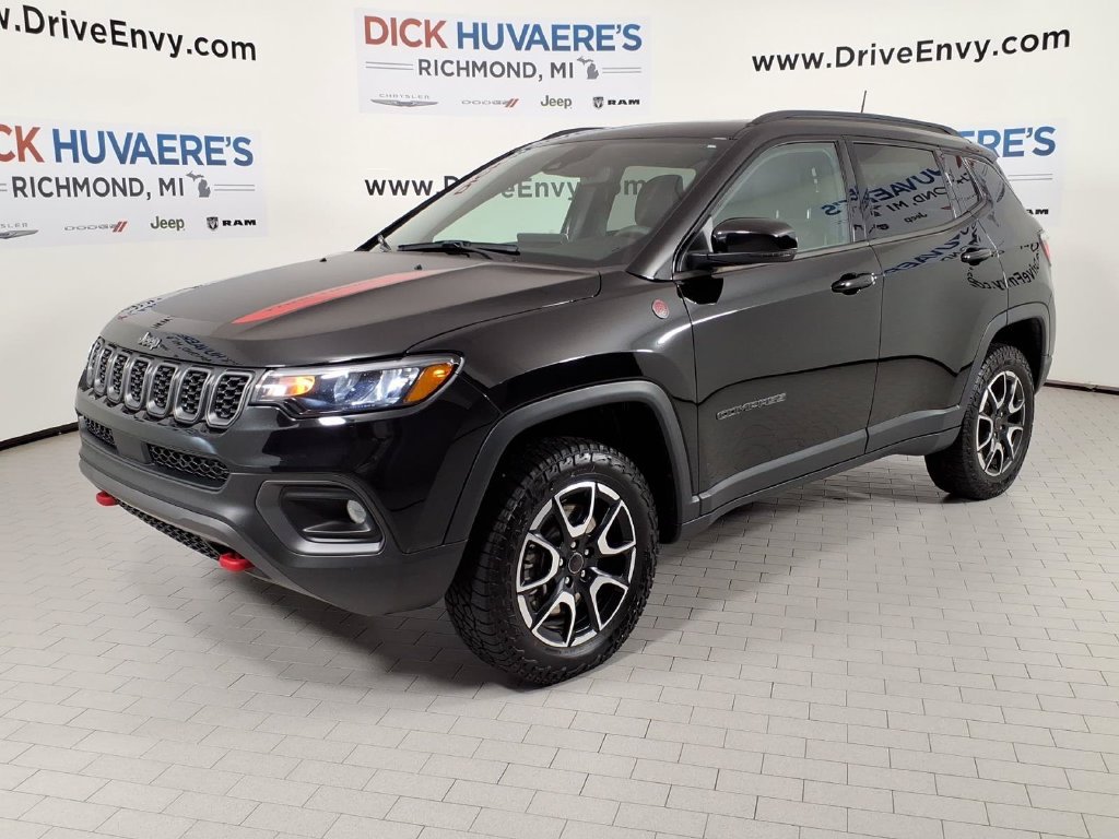 Used 2025 Jeep Compass Trailhawk w/ Sun & Sound Group AWD/4WD image 1