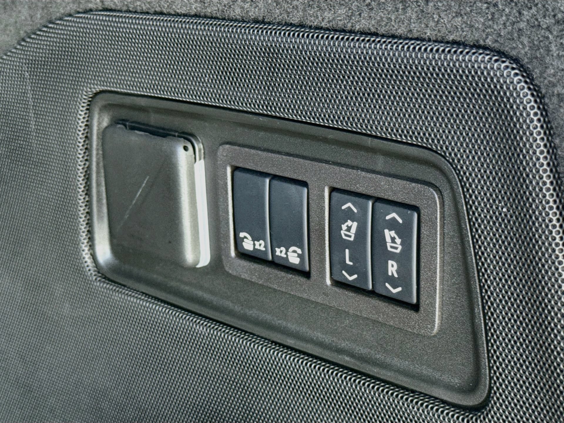 Used 2024 Cadillac Escalade Luxury AWD/4WD image 13