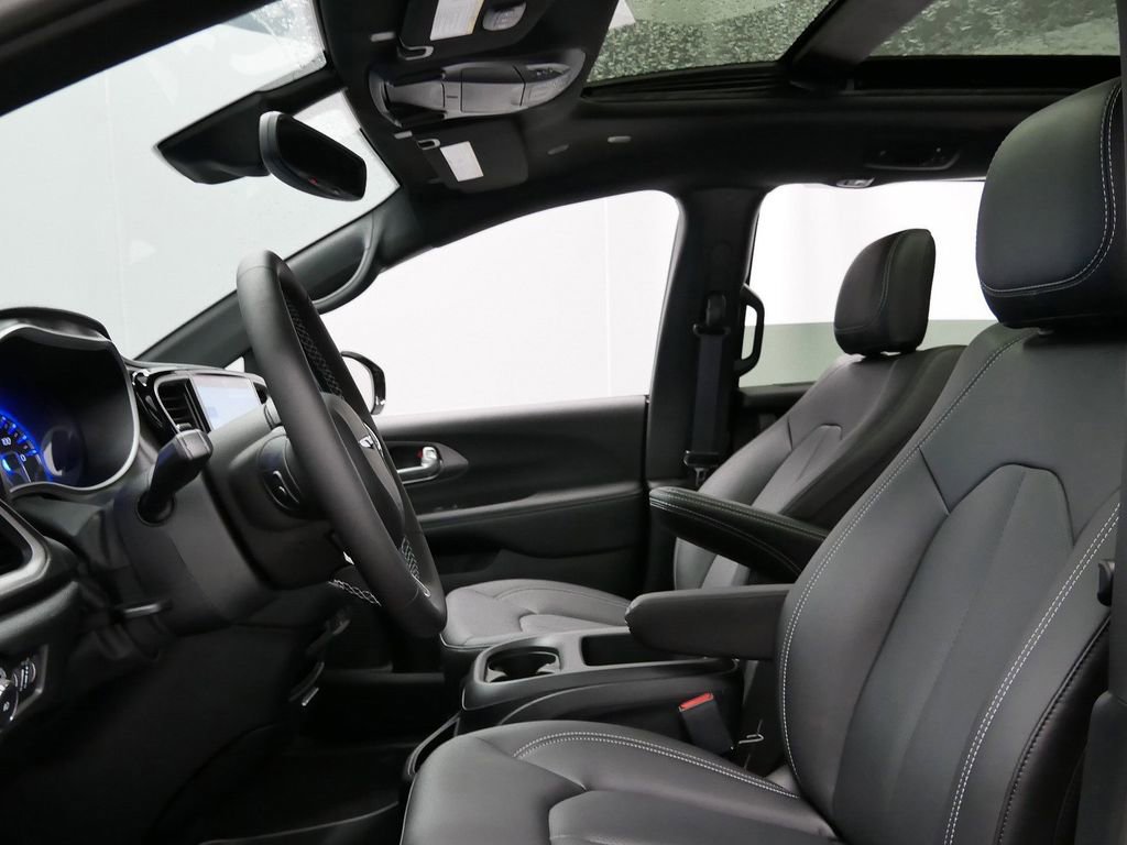 New 2026 Chrysler Pacifica Select AWD/4WD image 17