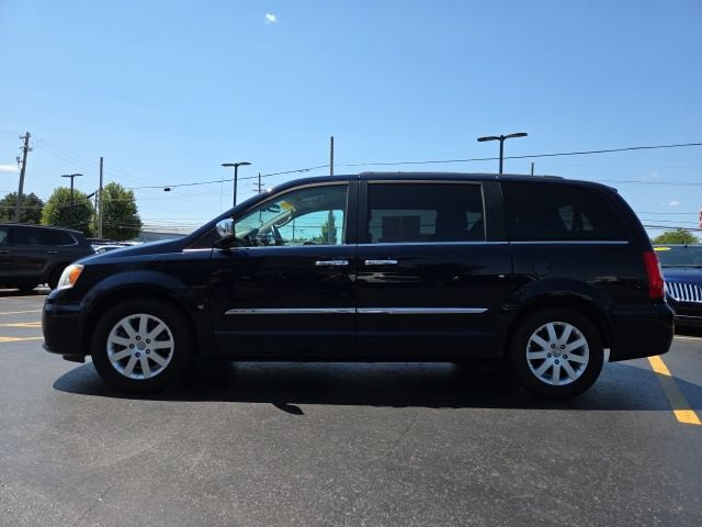 Used 2012 Chrysler Town & Country Touring-L w/ Driver Convenience Group FWD image 4