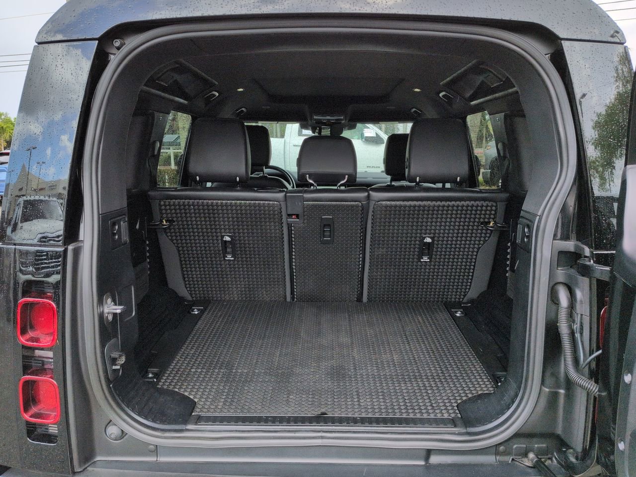 Used 2023 Land Rover Defender 110 X-Dynamic SE image 13