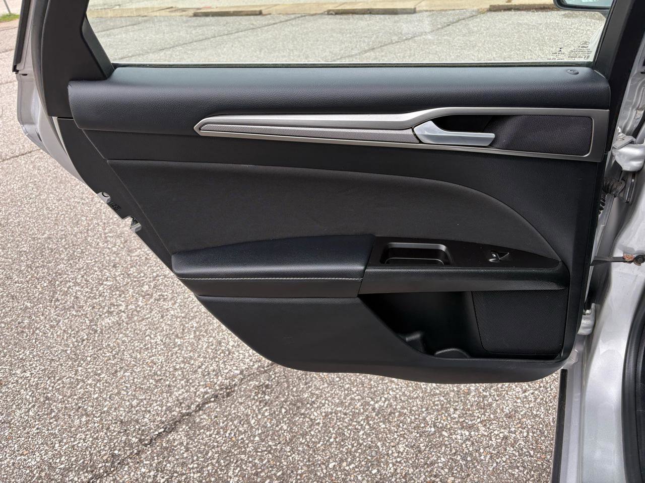 Used 2017 Ford Fusion SE w/ Fusion SE Technology Package image 16