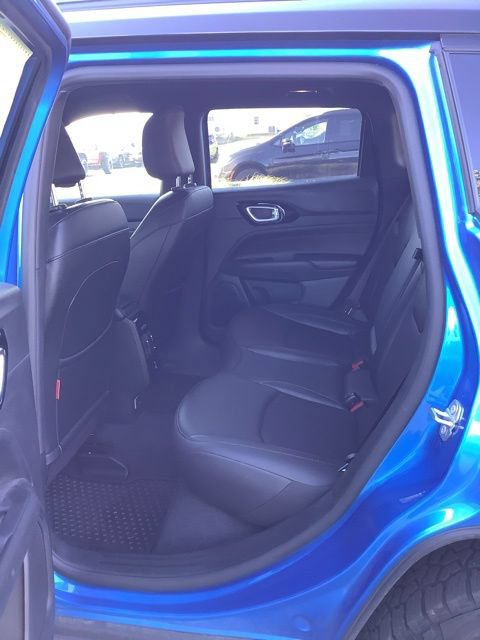 Used 2025 Jeep Compass Trailhawk w/ Trailhawk Convenience Group AWD/4WD image 16