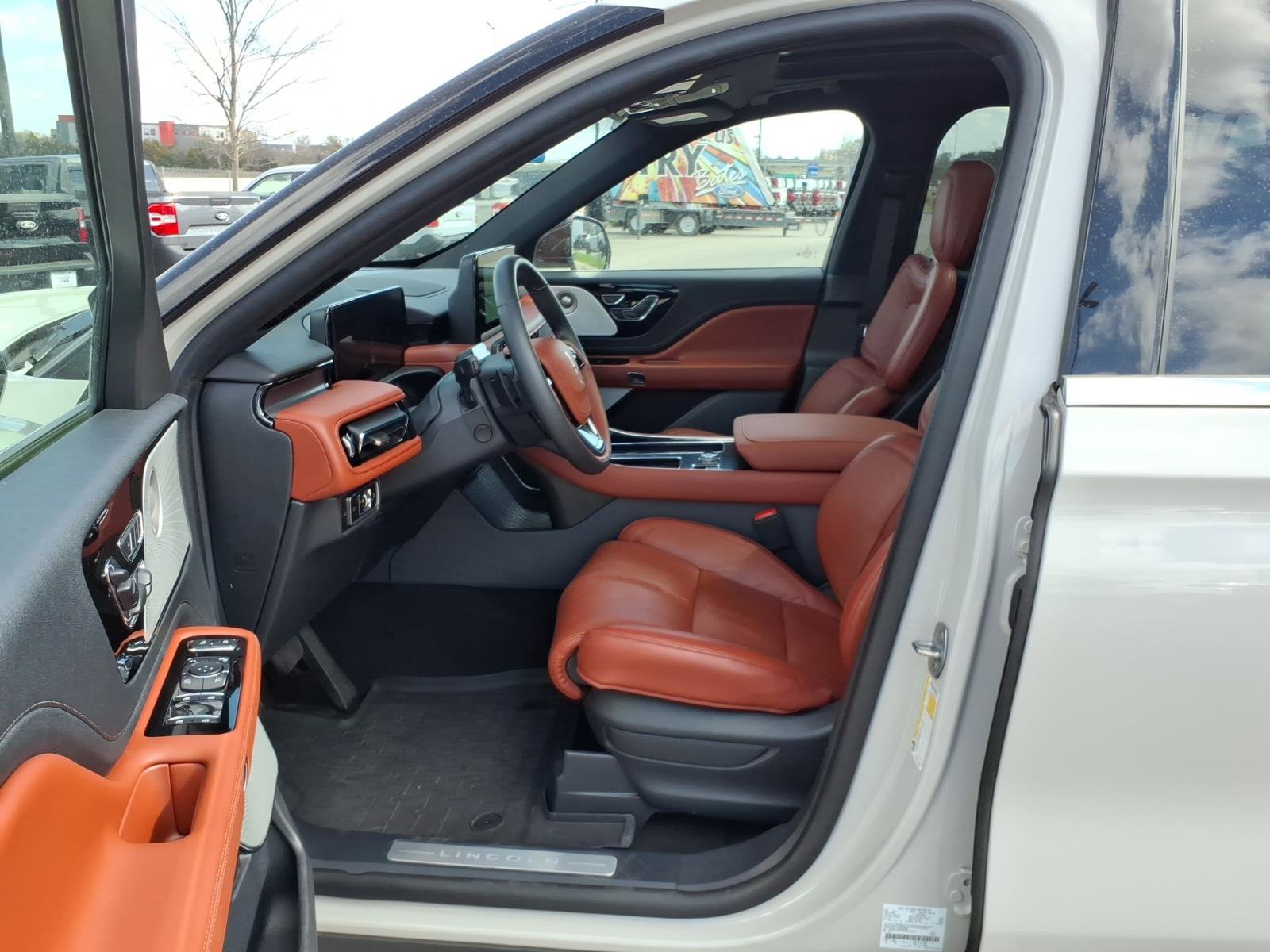 Used 2025 Lincoln Aviator Reserve w/ Luxury Package image 11