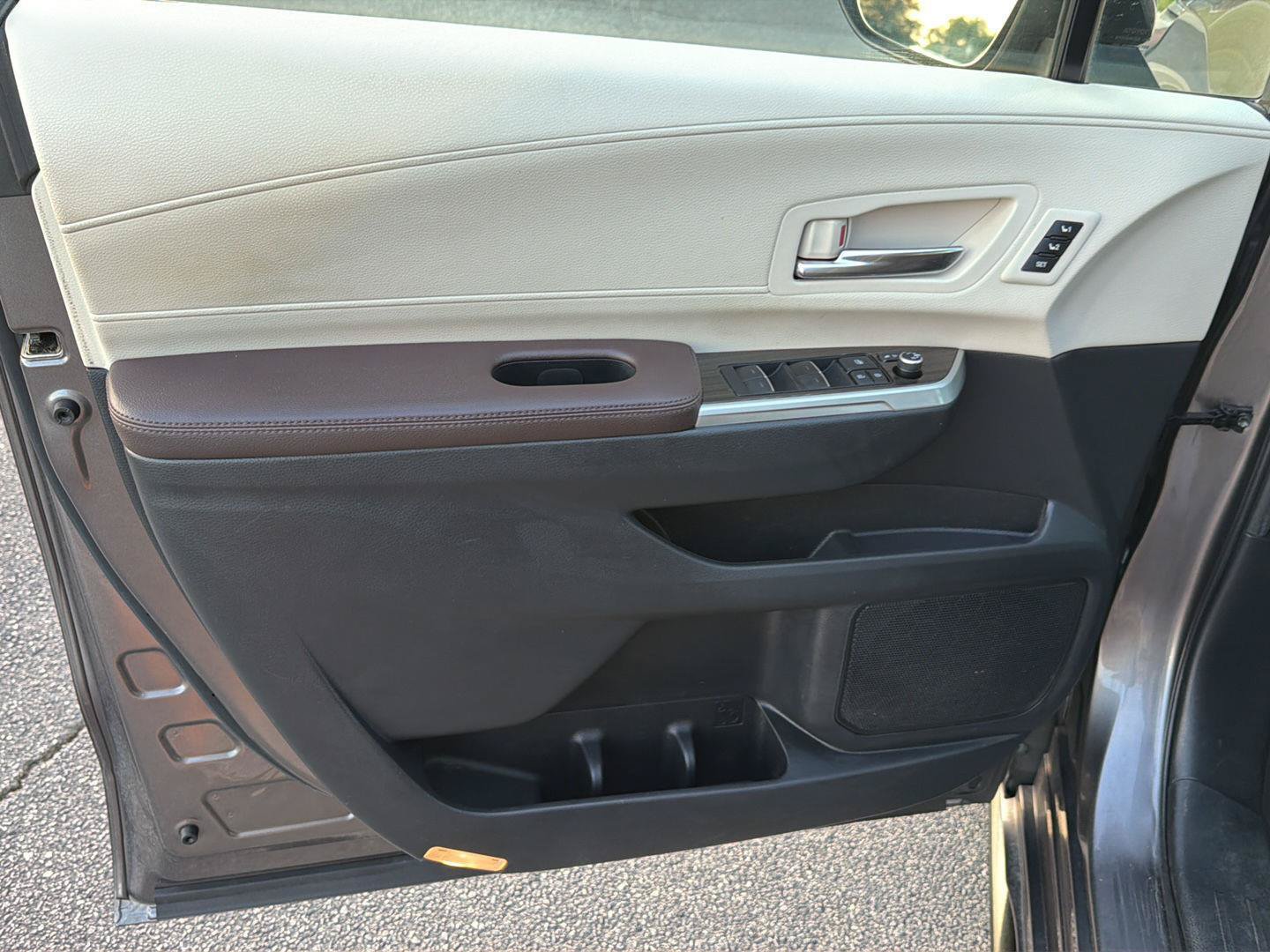 Used 2021 Toyota Sienna Platinum AWD/4WD image 17