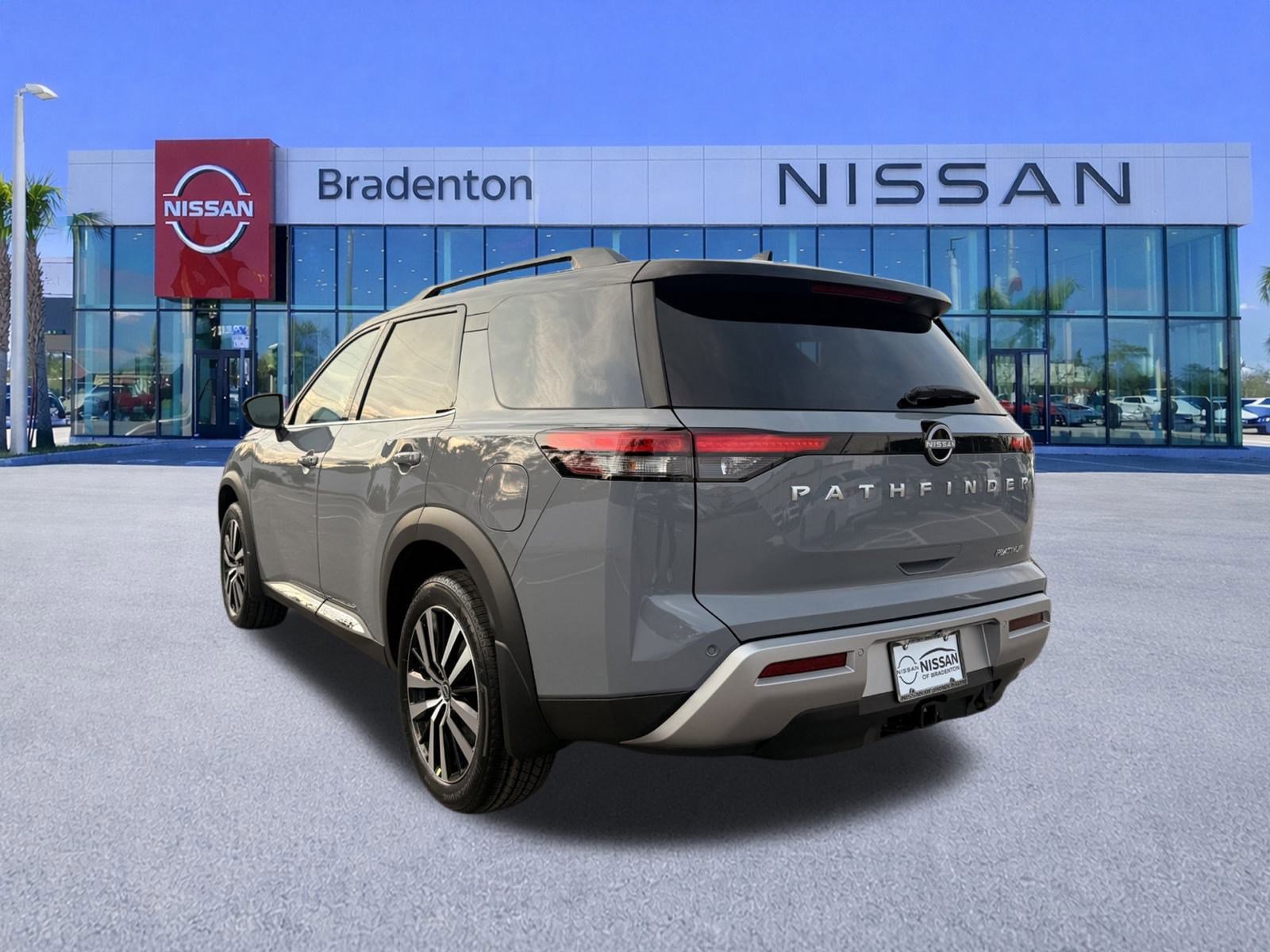 New 2025 Nissan Pathfinder Platinum image 4
