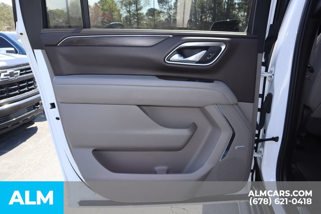 Used 2024 Chevrolet Suburban LT RWD image 21