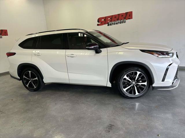 Certified 2021 Toyota Highlander XSE FWD image 2