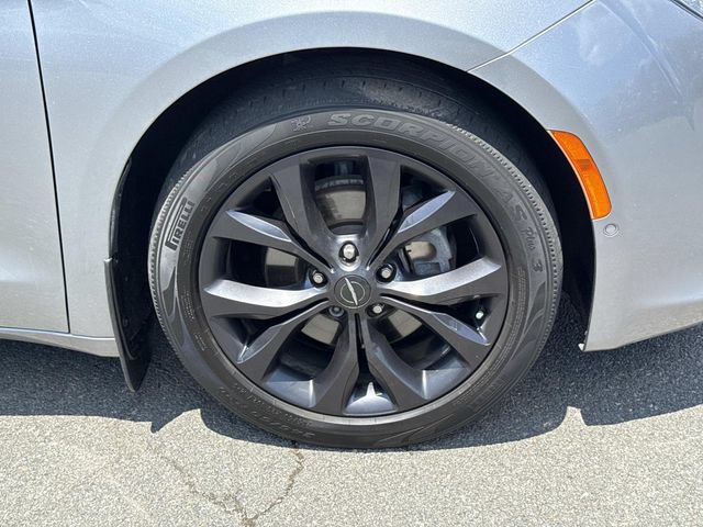 Used 2020 Chrysler Pacifica Touring-L FWD image 7