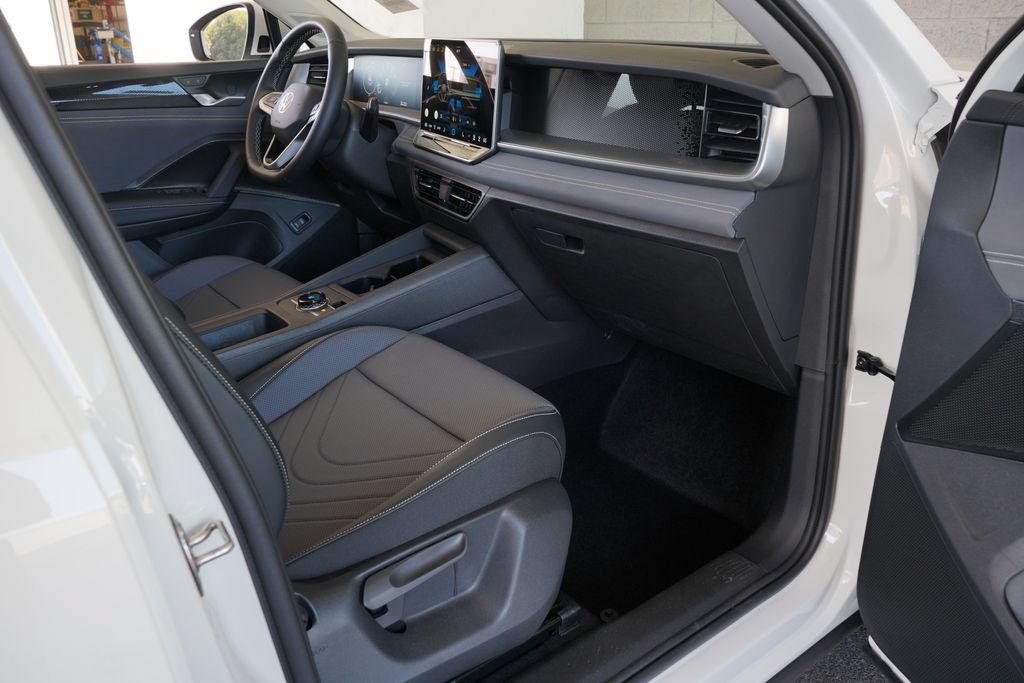 New 2026 Volkswagen Tiguan SE FWD image 30