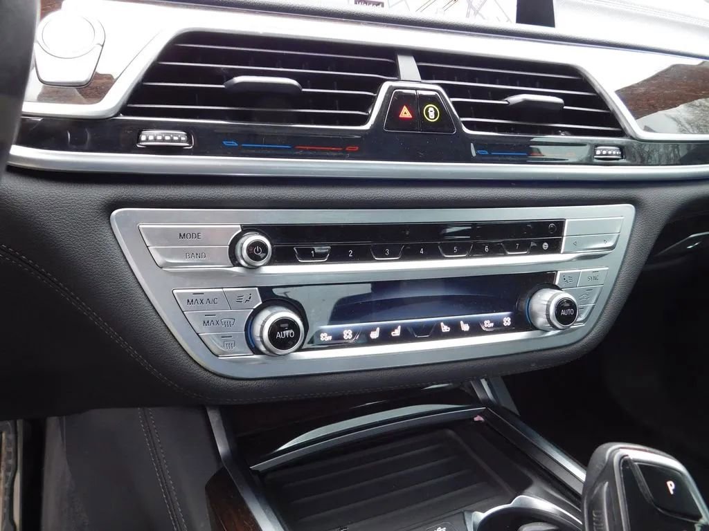 Used 2022 BMW 740i xDrive w/ M Sport Package image 20