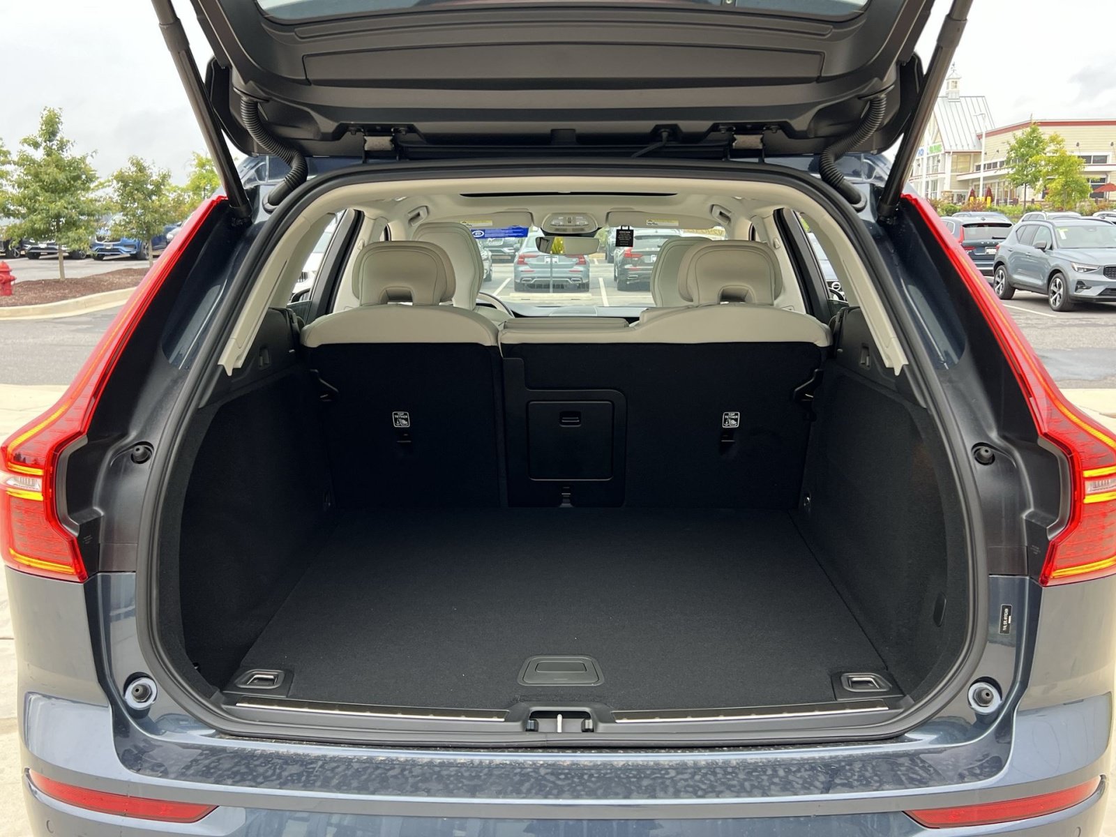 Used 2024 Volvo XC60 B5 Plus w/ Climate Package AWD/4WD image 26