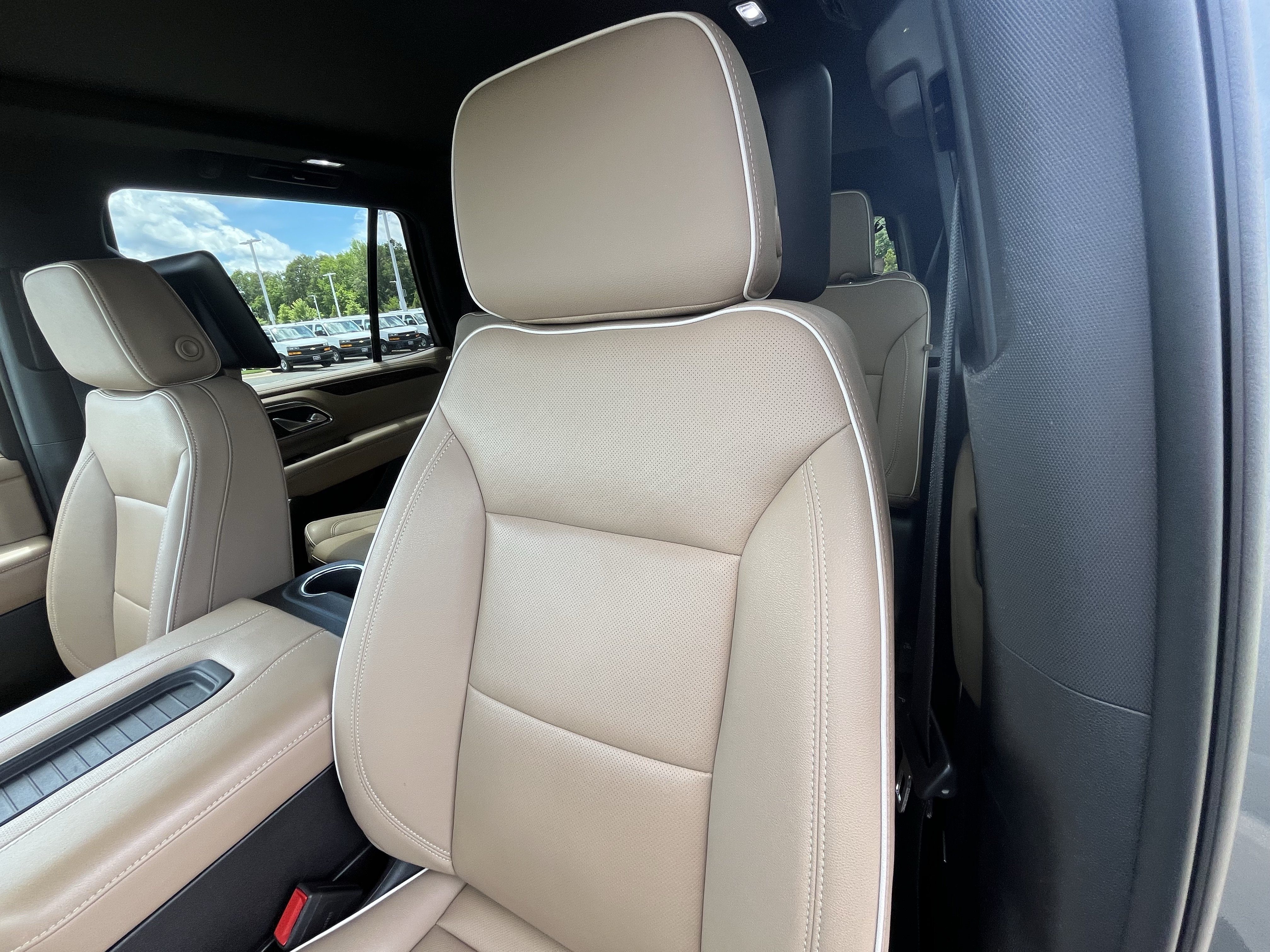 Used 2023 Chevrolet Tahoe Premier w/ Premium Package 2 AWD/4WD image 17