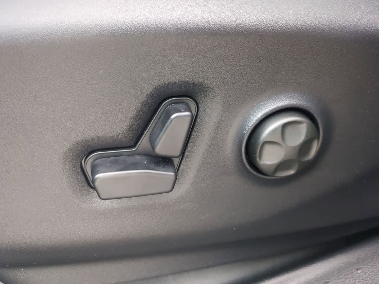 New 2027 Chrysler Pacifica Select FWD image 17