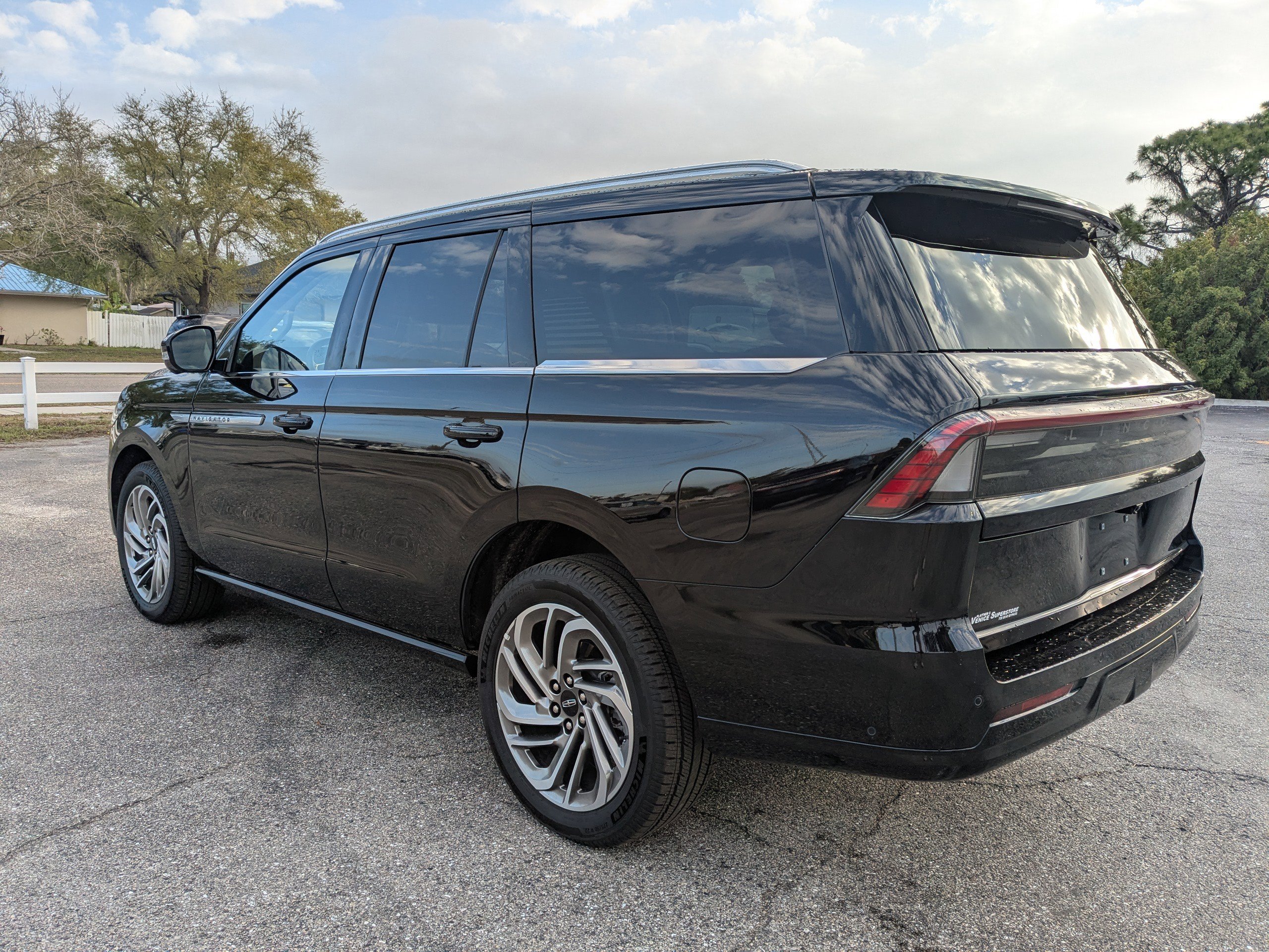 Used 2025 Lincoln Navigator Reserve image 6