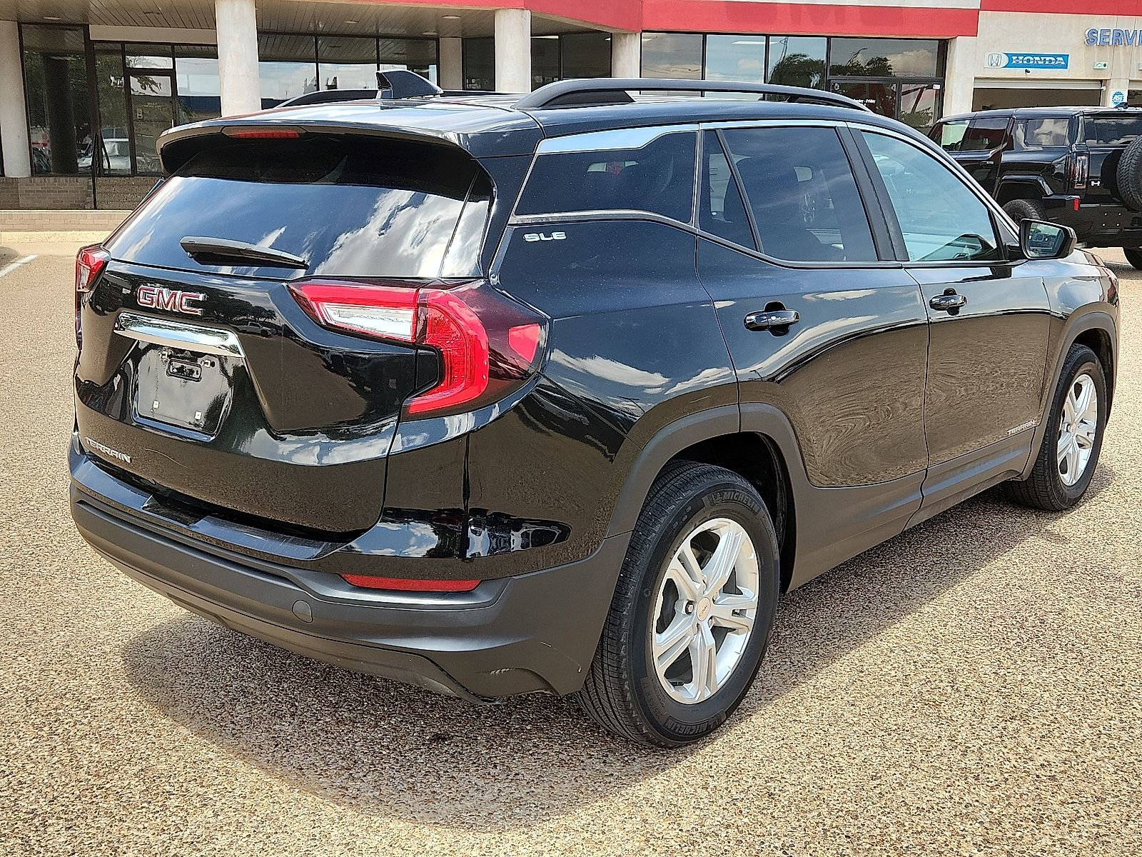 Used 2022 GMC Terrain SLE w/ Driver Convenience Package FWD image 4