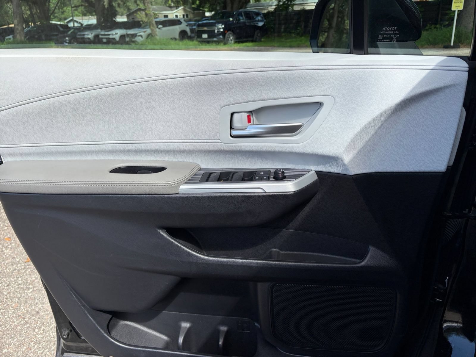 Used 2025 Toyota Sienna XLE FWD image 18